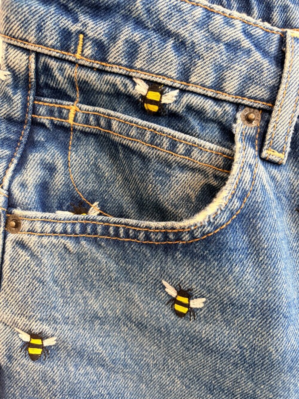 Free People We The Free Deep Trance Bee Embroidered Boyfriend Jeans Size 26 - Picture 4 of 7